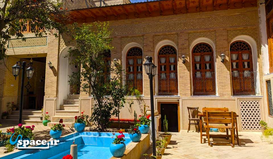 نمای محوطه اقامتگاه بوم گردی عمارت سران - شیراز